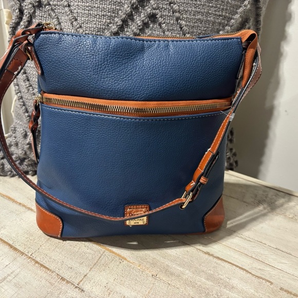 Dooney & Bourke Handbags - ❤️Dooney & Bourke Pebble Grain Crossbody